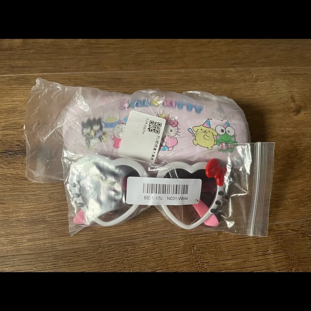 HELLO KITTY-NWT Children’s Sunglasses with Sanrio Case